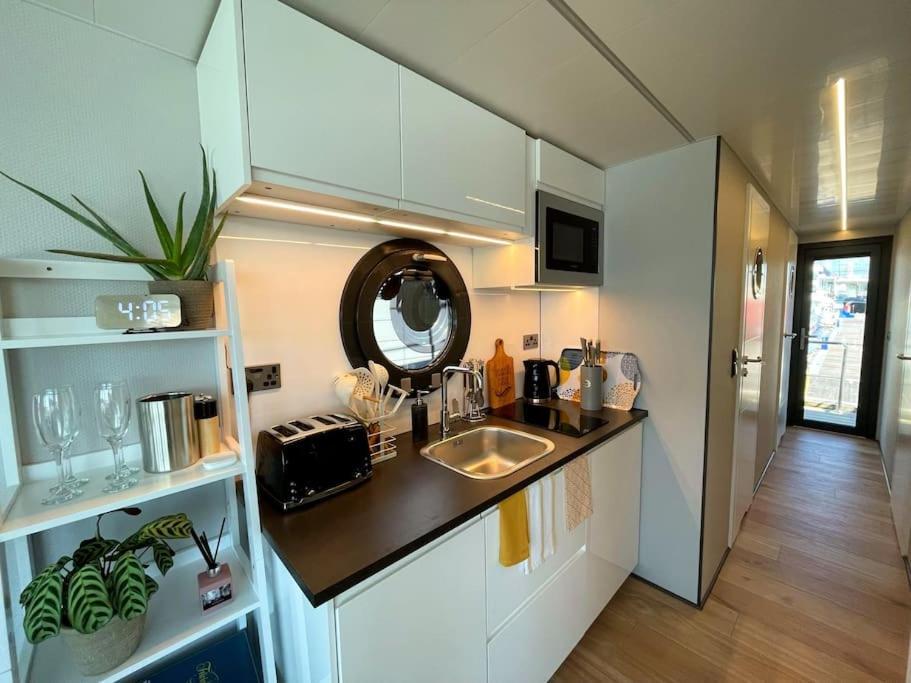 Yarmouth Waterlodge Floating Apartments 2 Eksteriør bilde